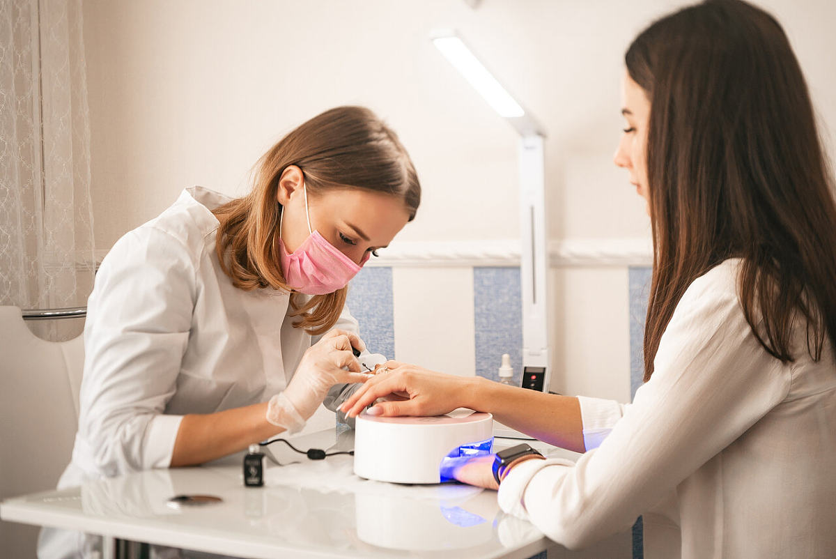 En tant qu'amoureuse des ongles, devrions-nous aller dans un salon de manucure ou faire du bricolage à la maison pour le nail art ?